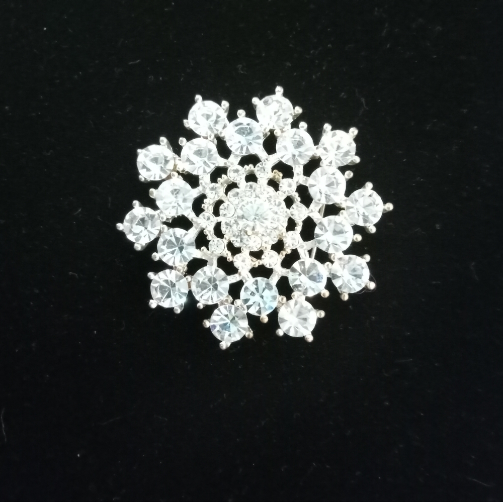 Decorative starburst or snowflake crystal brooch or pin - Picture 6 of 6